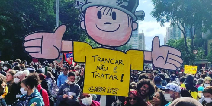 Ato reúne milhares em defesa de políticas antimanicomiais
